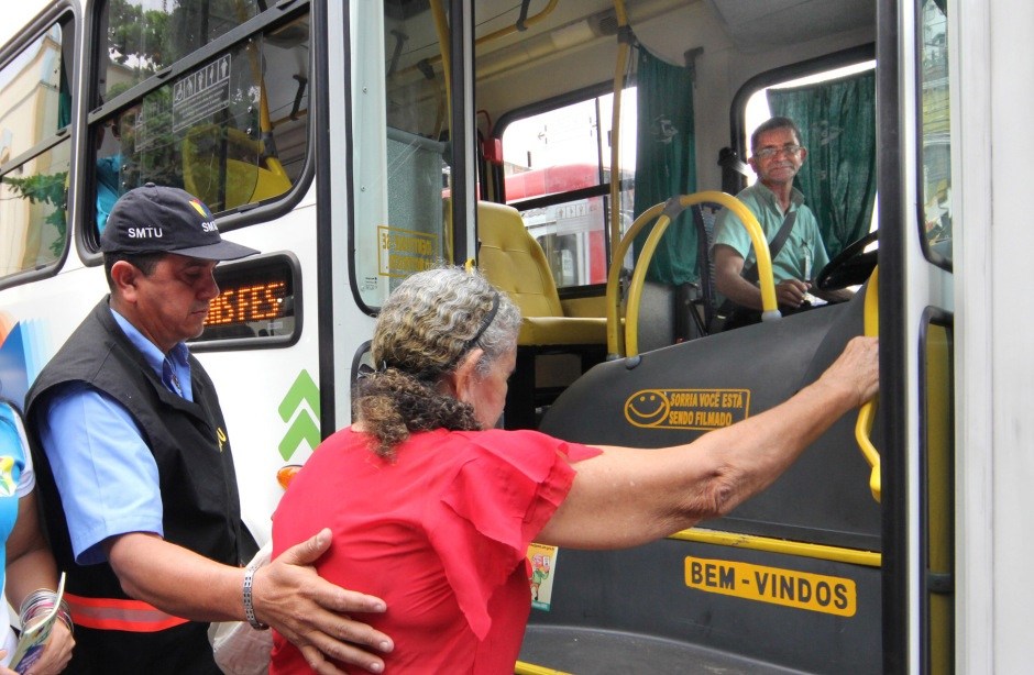 TRANSPORTE GRATUITO PARA IDOSOS